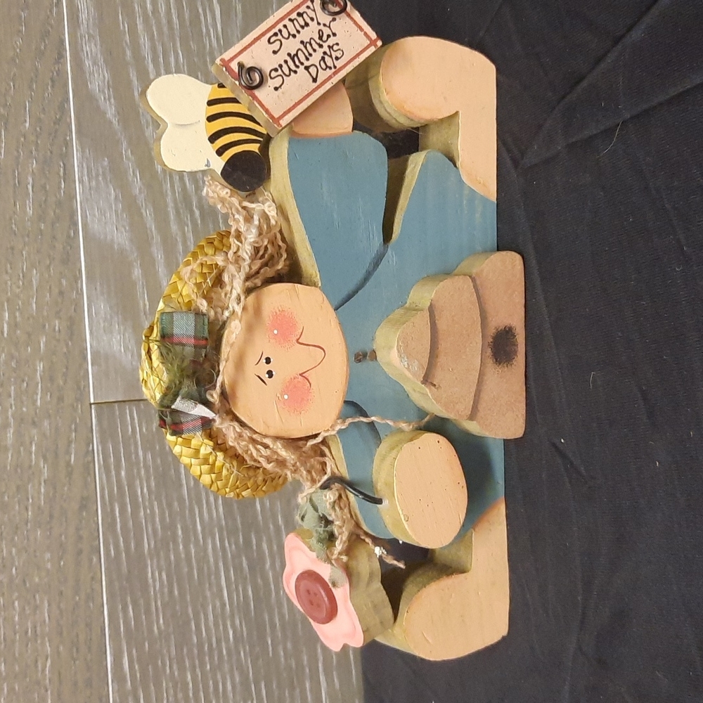 Sunny summer days country wooden shelf sitter